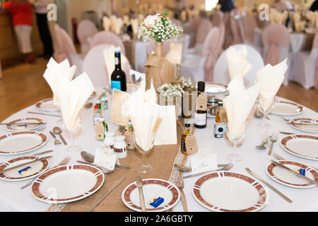 Tabelle e sede tutti insieme per il matrimonio prima colazione per gli ospiti che arrivano a godere di un pasto di lusso dopo la cerimonia di nozze Foto Stock