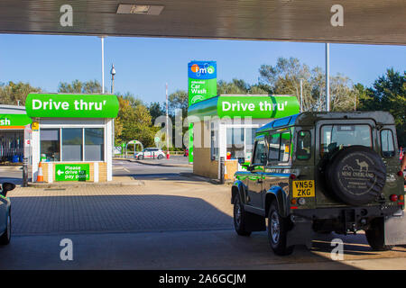 17 settembre 2019 un drive thru IMO stazione di riempimento con singole cabine paypoint nella contea di Fareham Hampshire Inghilterra su un luminoso tarda estate afterno Foto Stock