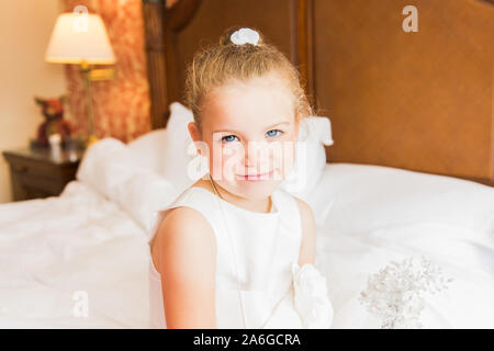 Un piccolo e splendido damigella pronto per il grande giorno Foto Stock