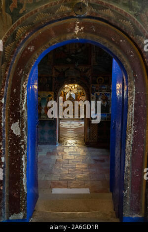 VELIKO TARNOVO, BULGARIA - Luglio 07, 2019: Interno del monastero della Santa Trasfigurazione di Dio. Chiesa ortodossa bulgara. Foto Stock