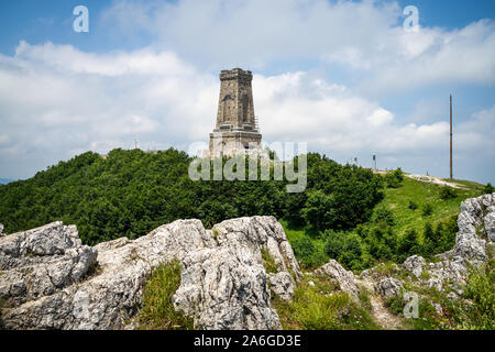 Shipka monumento su Stoletov Peak - liberazione della Bulgaria durante le battaglie di Shipka Pass nel Russo-Turkish guerra del 1877-78. Il testo in cirillico Foto Stock