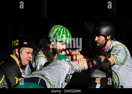 Madrid, Spagna. 26 ottobre, 2019. I giocatori del rullo Madriders Derby (grigio) bloccando i giocatori di Crash Test Brummies durante il gioco svoltasi a Madrid. © Valentin Sama-Rojo/Alamy Live News. Foto Stock