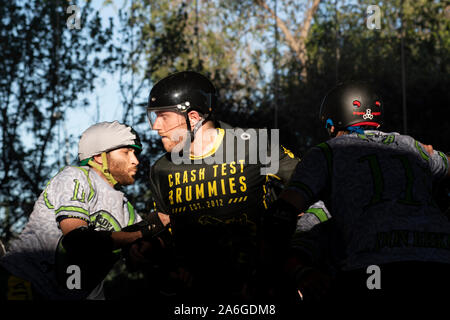 Madrid, Spagna. 26 ottobre, 2019. I giocatori del rullo Madriders Derby (grigio) bloccando i giocatori di Crash Test Brummies durante il gioco svoltasi a Madrid. © Valentin Sama-Rojo/Alamy Live News. Foto Stock