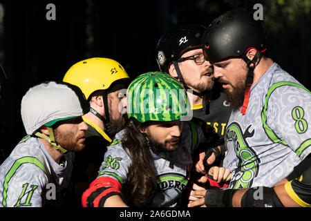 Madrid, Spagna. 26 ottobre, 2019. I giocatori del rullo Madriders Derby (grigio) bloccando i giocatori di Crash Test Brummies durante il gioco svoltasi a Madrid. © Valentin Sama-Rojo/Alamy Live News. Foto Stock