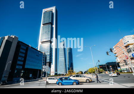 Madrid, Spagna - Ott 26, 2019: senzatetto uomo più anziano di accattonaggio passeggeri di autoveicoli su un traffico fermata in Plaza de Castilla di Madrid Foto Stock