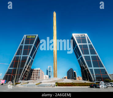 Madrid, Spagna - Ott 26, 2019: Twin pendente ufficio moderno blocchi, Puerta de Europa, in Plaza de Castilla a Madrid, Spagna Foto Stock