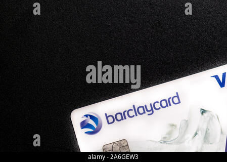 Barclaycard platinum credit card contactless con chip e pin su uno sfondo nero, società senza contanti Foto Stock