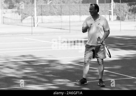 Un over 50's torneo di tennis, presso il club locale. Esercizio e benessere Foto Stock