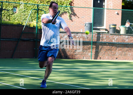 Un over 50's torneo di tennis, presso il club locale. Esercizio e benessere Foto Stock