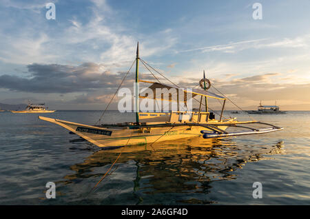 Bangka barca a Panagsama spiaggia, Moalboal, Cebu, Filippine. Foto Stock