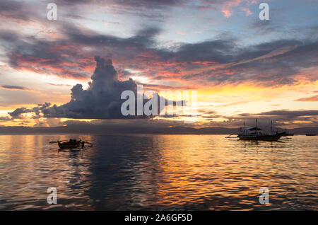Tramonto a Panagsama Beach, Moalboal, Cebu, Filippine. Foto Stock