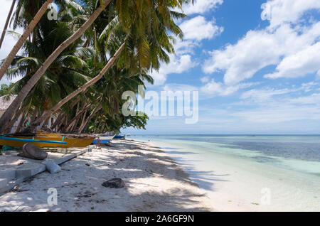 Sabbia bianca di San Juan sulla spiaggia di alta marea, Siquijor, Filippine Foto Stock