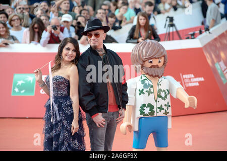 Cristina D'Avena e J-Ax frequentando il tappeto rosso di Playmobil il filmato a Roma Film Fest 2019 Foto Stock