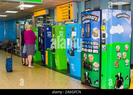 16 settembre 2019 viaggiatori parcheggio a pagamento le commissioni presso i distributori automatici presso l'aeroporto di Southampton edificio terminal parcheggio auto Foto Stock