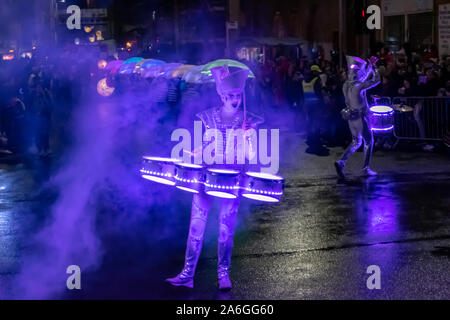 Paisley, Scozia, Regno Unito. 26 ottobre, 2019. I membri di Spark! Batteristi LED di eseguire durante la sfilata il secondo giorno di Paisley festa di Halloween. Credito: Berretto Alamy/Live News Foto Stock