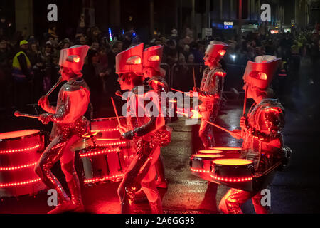 Paisley, Scozia, Regno Unito. 26 ottobre, 2019. I membri di Spark! Batteristi LED di eseguire durante la sfilata il secondo giorno di Paisley festa di Halloween. Credito: Berretto Alamy/Live News Foto Stock