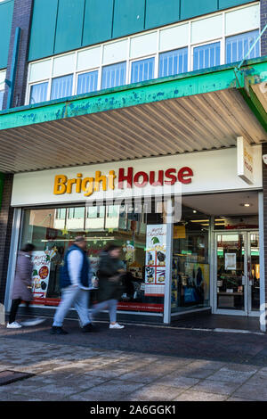 Brighthouse, Bright House, la paga settimanale di elevato interesse store, negozio nel centro della città, finanza società high street negozio Foto Stock