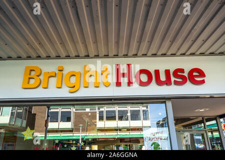 Brighthouse, Bright House, la paga settimanale di elevato interesse store, negozio nel centro della città, finanza società high street negozio Foto Stock