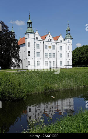 Il castello di Ahrensburg in Schleswig-Holstein, Germania. Foto Stock