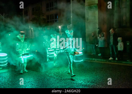 Paisley, Scozia, Regno Unito. 26 ottobre, 2019. I membri di Spark! Batteristi LED di eseguire durante la sfilata il secondo giorno di Paisley festa di Halloween. Credito: Berretto Alamy/Live News Foto Stock