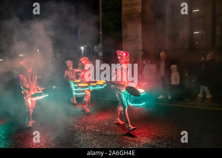 Paisley, Scozia, Regno Unito. 26 ottobre, 2019. I membri di Spark! Batteristi LED di eseguire durante la sfilata il secondo giorno di Paisley festa di Halloween. Credito: Berretto Alamy/Live News Foto Stock