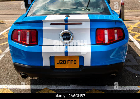 Una splendida luce blu Mustang GT seduto in un parcheggio a Clacton Town Center, American muscle car Foto Stock