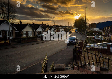 Tramonto in Longton da Clarice Cliff scuola primaria, su di un tipico centro della classe station wagon Foto Stock