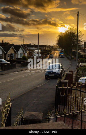 Tramonto in Longton da Clarice Cliff scuola primaria, su di un tipico centro della classe station wagon Foto Stock