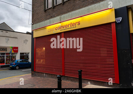 Un hotel molto ben fissato e bloccato su convertitori Cash Shop, negozio in Newcastle under Lyme, facciata di sicurezza Foto Stock