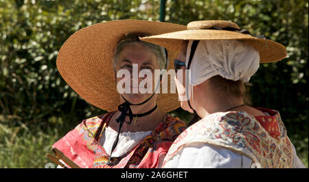 Chiudere fino a due donne in costume prima della processione della festa di San Giuseppe Foret St Paul Var Provence Francia Foto Stock