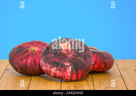 Le cipolle rosse 3d rendering con texture realistica sul tavolo di legno Foto Stock