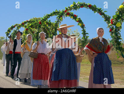 Processione della Festa di San Giuseppe donne che portano corone d'alloro Foret St Paul Var Provence Francia Foto Stock