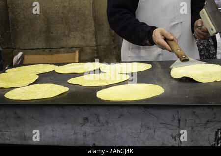 La frittura cornbread Navarra, insano cibo, sandwich di kebab Foto Stock