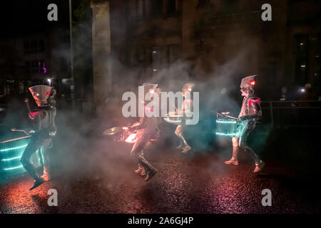 Paisley, Scozia, Regno Unito. 26 ottobre, 2019. I membri di Spark! Batteristi LED di eseguire durante la sfilata il secondo giorno di Paisley festa di Halloween. Credito: Berretto Alamy/Live News Foto Stock