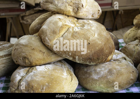 Le pagnotte di pane di villaggio, il grano e il panificio, fatti in casa Foto Stock