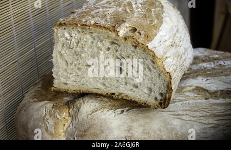 Le pagnotte di pane di villaggio, il grano e il panificio, fatti in casa Foto Stock