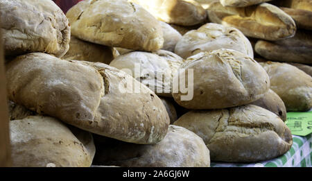 Le pagnotte di pane di villaggio, il grano e il panificio, fatti in casa Foto Stock