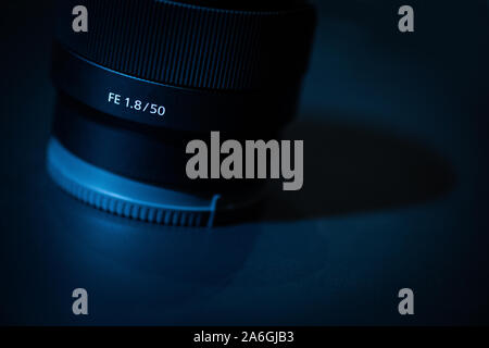 Sony 50mm 1.8 FE lente attacco su uno sfondo nero con ombra, ingranaggio della fotocamera Sony A7iii Foto Stock