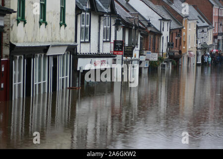 Cambiamenti climatici, Droitwich Spa, Worcester, Inghilterra, Regno Unito, 21/07/2017 . High Street alluvionata, nelle vicinanze, Canal e il fiume Salwarpe hanno aperto la sua banca Foto Stock