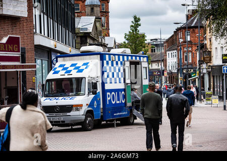 Una forte presenza della polizia in Hanley centro città a causa di un aumento della criminalità e della dipendenza da droghe e alcool, le ceramiche di Stoke on Trent Foto Stock