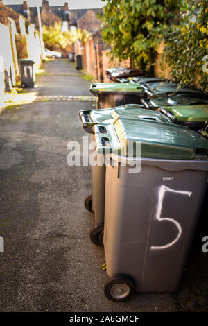 Rifiuti dopo essendo volare ribaltato, dumping di rifiuti, rifiuti pericolosi, il littering, volare il ribaltamento in Stoke on Trent uno di Englands aree più povere Foto Stock