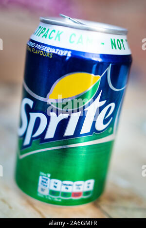 Una lattina di Sprite, rinfrescanti e gustose seduti su un tavolo di legno Foto Stock