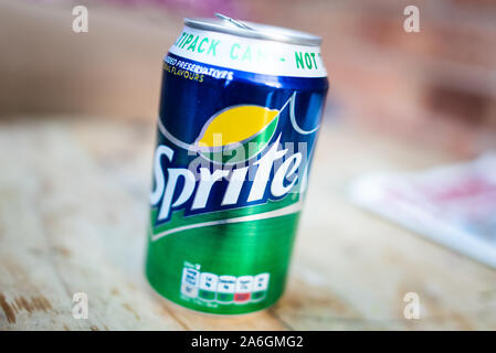 Una lattina di Sprite, rinfrescanti e gustose seduti su un tavolo di legno Foto Stock