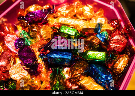 Una selezione di qualità street cioccolatini in una teglia pronto per essere mangiato, tempo di Natale, feste tratta Foto Stock