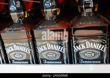 Bottiglie di Jack Daniels Tennessee Whiskey in vendita a tempo di Natale Foto Stock