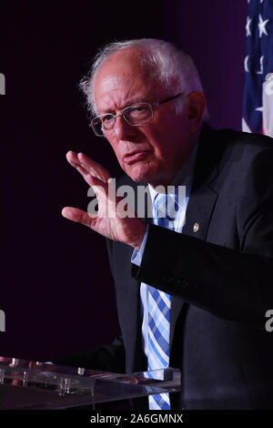 Columbia, Stati Uniti d'America. 26 ott 2019. Elezioni presidenziali democratiche speranzoso Sen. Bernie Sanders risolve il pubblico durante il benedetto College della giustizia penale Forum Ottobre 26, 2019 a Columbia nella Carolina del Sud. Foto di Richard Ellis/UPI Credito: UPI/Alamy Live News Foto Stock