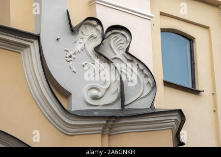 Tipica architettura barocca dettaglio in Europa orientale. Frammento esterno di una delle chiese di Vilnius. Decorazione sopra la porta Foto Stock