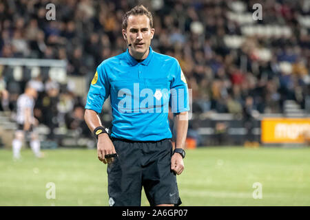 Almelo, Paesi Bassi. 27 ott 2019. ALMELO, il 26-10-2019, stadio de Erve Asito, olandese Eredivisie, stagione 2019 - 2020, arbitro Martin Perez durante il match Heracles Almelo vs PEC Zwolle Credito: Pro scatti/Alamy Live News Foto Stock