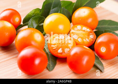 Peperoncino selvatico frutti sul tavolo. Foto Stock