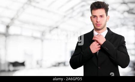 Imprenditore adegua la sua cravatta. Copia di grandi dimensioni-spazio Foto Stock